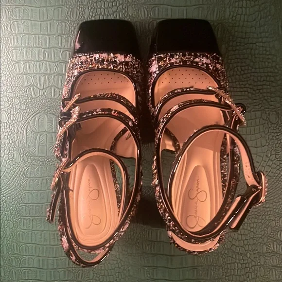 Multicolored tweed pumps with black patent captoe and tall block heel - Picture 7 of 9